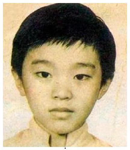 陈小春年轻时的照片,从青涩少年到硬汉影帝的蜕变之路